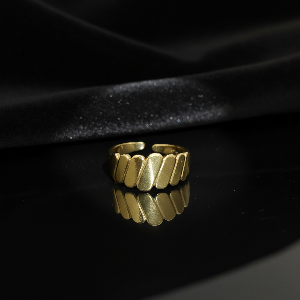 JEWELIXIRS Diagonal Scallop Ring